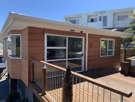 Three bedroom home with city views - Photo 2