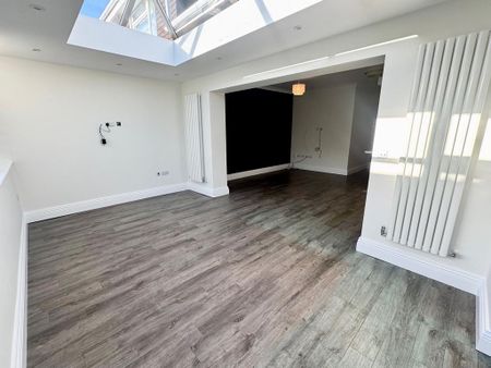 4 bedroom detached house to rent - Photo 2