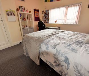 3 bedroom House in Walmsley Road, Leeds - Photo 5