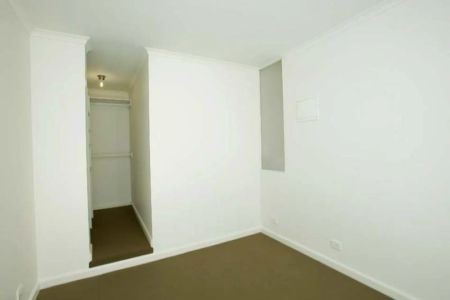 Fabulous Two Bedroom Courtyard Apartment - Photo 3