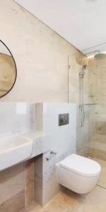 Studio with 1 bedroom & 1 bathroom - Photo 3