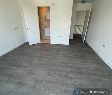 4 bedroom semi-detached house to rent - Photo 4