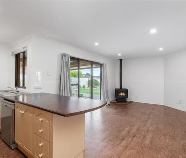 Family Comfort and Easy Living in a Quiet Moss Vale Setting - Photo 2