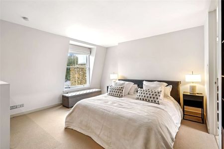 A beautifully presented large five bedroom period family home benefitting from a stunning roof terrace and garden. - Photo 4