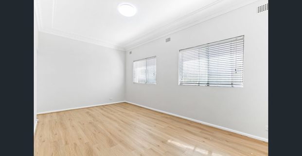 Renovated one bedroom semi plus study - Photo 1