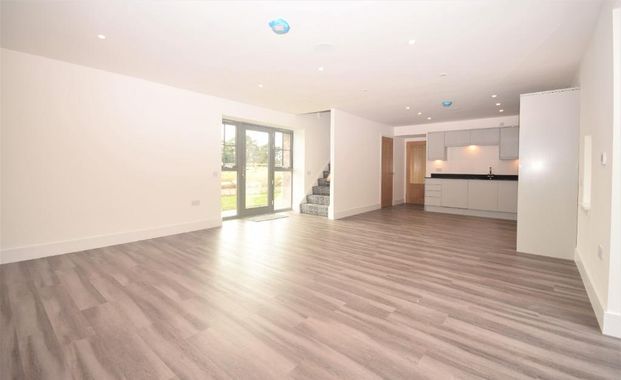 4 bedroom semi-detached villa to rent - Photo 1