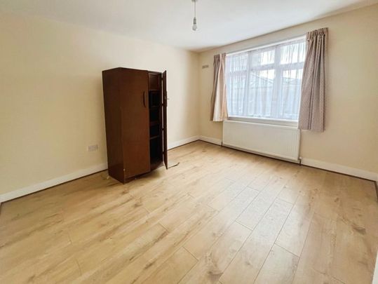 4 bedroom end of terrace house to rent - Photo 1