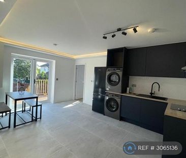 4 bedroom semi-detached house to rent - Photo 5