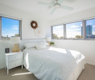 Contemporary Two Bedroom Apartment - Perfect Location! - Photo 6