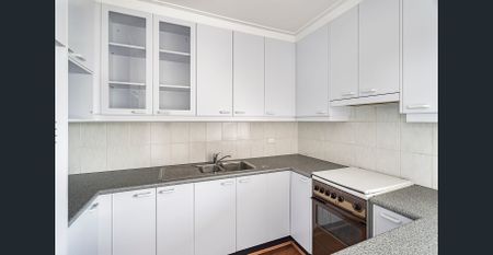 Light Filled 1 Bedroom Apartment ! - Photo 4