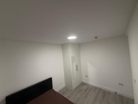 5 bedroom semi-detached house to rent - Photo 4