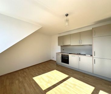 Sanierte, sehr helle 2-Zimmer-Wohnung mit neuer Tischlerküche und p... - Photo 3