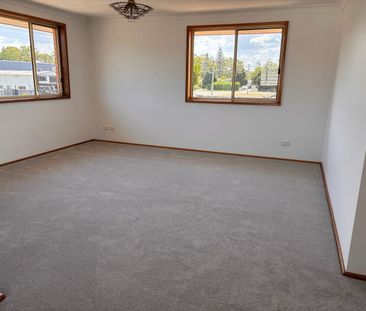 Centrally located 4 bedroom home - Photo 1