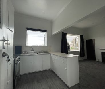 Freshly renovated - Photo 6