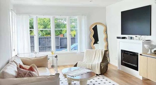 Modern 3 Bedroom Home - Photo 1