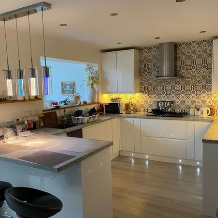 1 Bed Semi-Detached House, Warren Crescent, SO16 - Photo 4