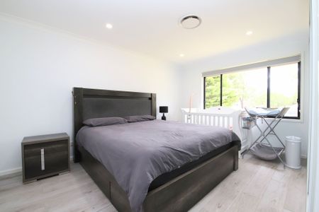 Modern Three Bedroom Family Home - Photo 2