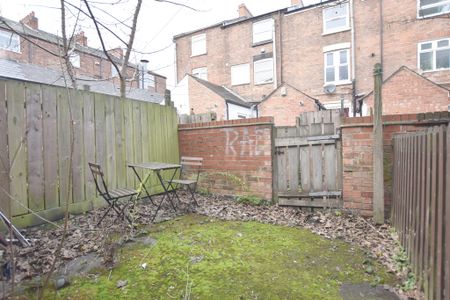 2 Bedroom Mid Terraced House - Photo 3