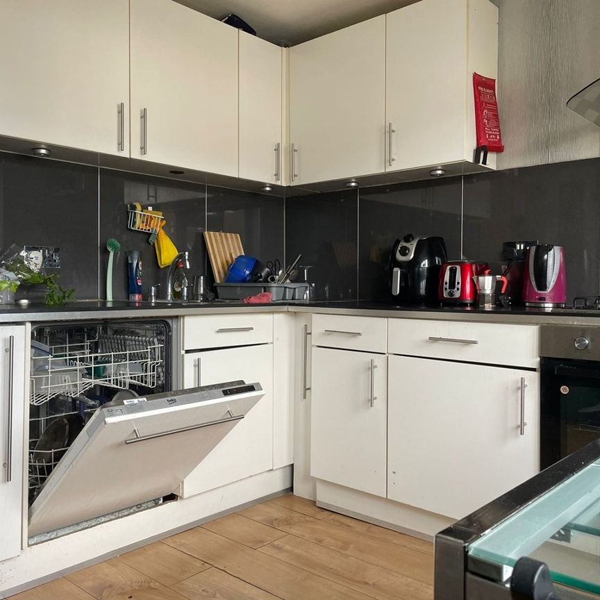 Room in a Shared House, Burnley Road, NW10 - Photo 1