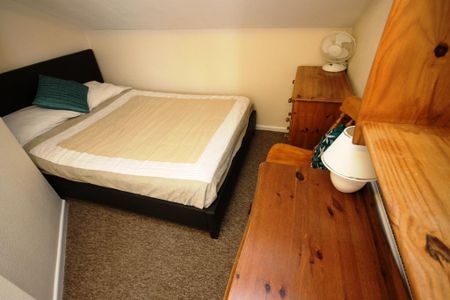 5 bedroom semi-detached house to rent - Photo 3