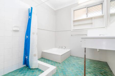 Spacious Family Home - Photo 4