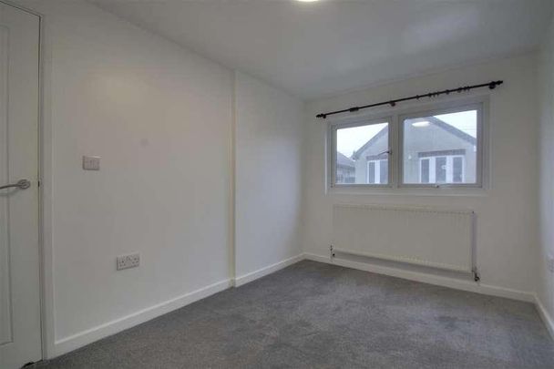 Alvis Avenue, Jaywick, Clacton-on-sea, CO15 - Photo 1