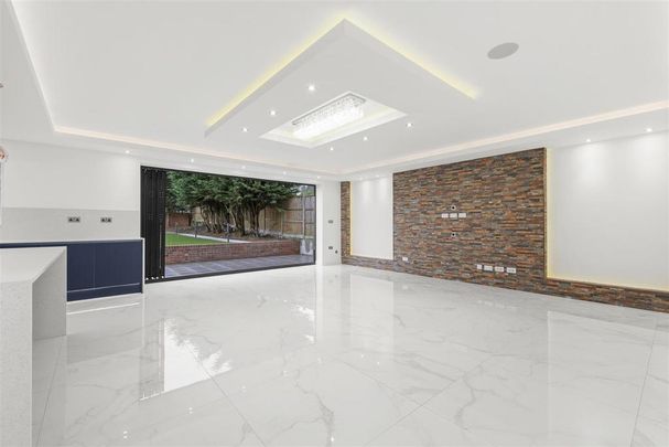 5 bedroom detached house to rent - Photo 1