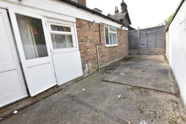 2 Bed Flat, Crescent Road, LU2 - Photo 1