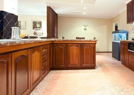 LARGE FAMILY HOME WITH A POOL! - Photo 2