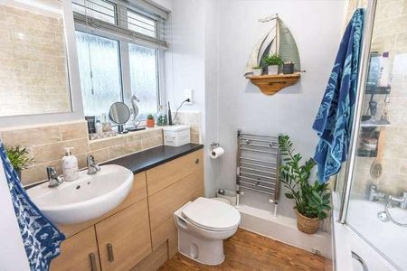 Mathon Court, Cross Lanes, Guildford, Surrey, GU1 - Photo 3