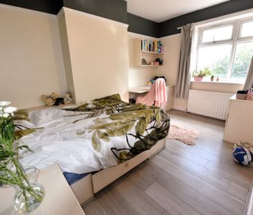 3 bedroom Flat in St Annes Road, Leeds - Photo 4