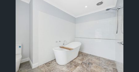 Your West End Retreat - Stunning 5-Bedroom Home with Pool - Photo 2