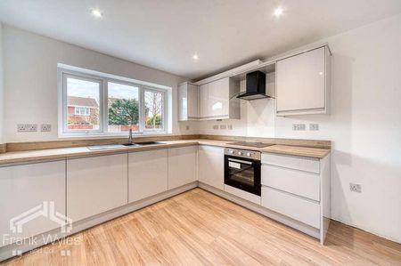 Admiral Close, Lytham St. Annes, Lancashire, FY8 - Photo 2