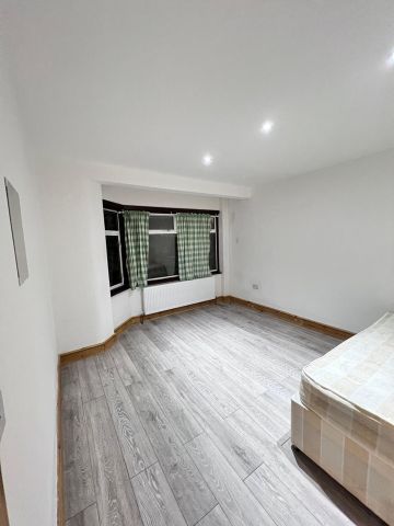 Room in a Shared House, Wyvenhoe Road, HA2 - Photo 4