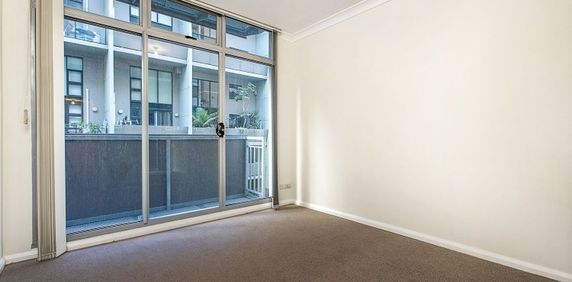 SPACIOUS 1 BEDROOM APARTMENT - WALK TO CBD - Photo 2