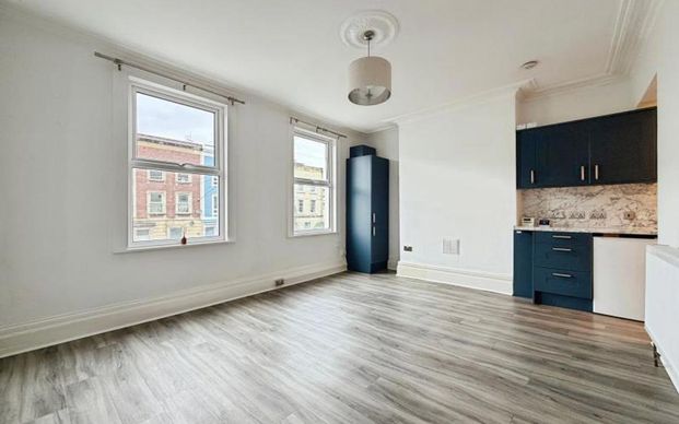 Well-presented one-bedroom apartment in the heart of Montpelier. Excellent access to local amenities, Stokes Croft and Cheltenham Road. - Photo 1