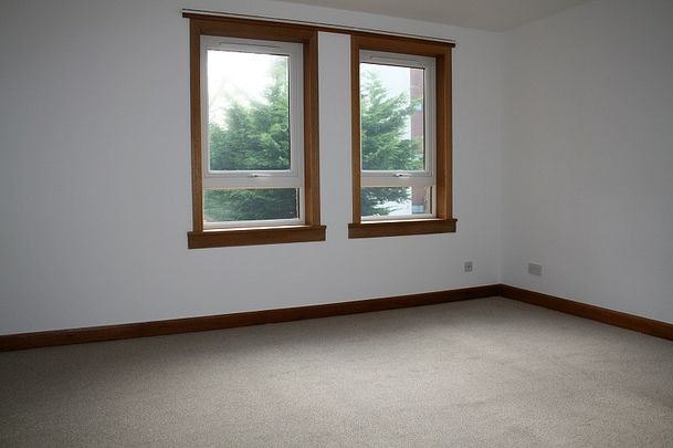 BEAUTIFULLY PRESENTED 2 BED FLAT – CASTLE VIEW, KING STREET, BROUGHTY FERRY - Photo 1