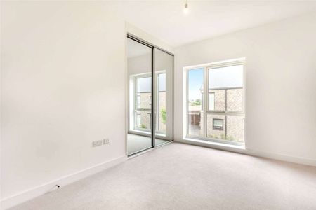 A well presented two bedroom coach house with garage - Photo 2