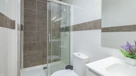 Room in a shared 5-bedroom apartment for rent in Trafalgar, bills included - Photo 3