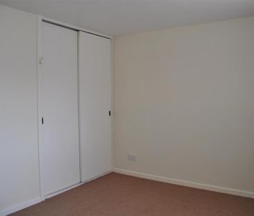 4 bedroom end of terrace house to rent - Photo 3