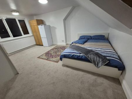 1 bedroom in a house share to rent - Photo 2