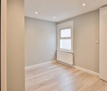 4 bedroom end of terrace house to rent - Photo 2