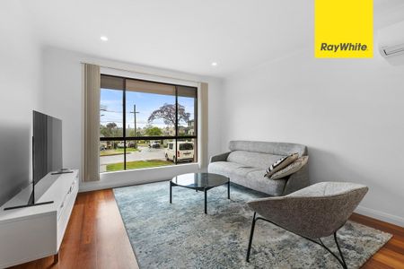 Renovated Large Three Bedroom House - Photo 2