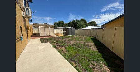 SPACIOUS 5 BEDROOM HOME WITH POOL, SPA & MULTIPLE LIVING AREAS! - Photo 2