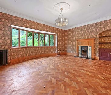 A beautifully presented and spacious six bedroom, five bathroom house. Offered unfurnished and available now. - Photo 1