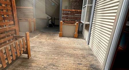Warehouse Precinct Living: Modern 3-Bedroom Apart - Photo 4