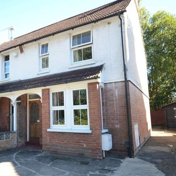 5 Bed HMO Opposite Farnborough Station - Photo 2