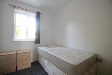 4 bedroom semi-detached house to rent - Photo 5