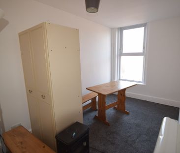 To Let 2 Bed Flat - Photo 6