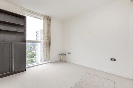 3 bedroom flat in Pump House Crescent - Photo 2